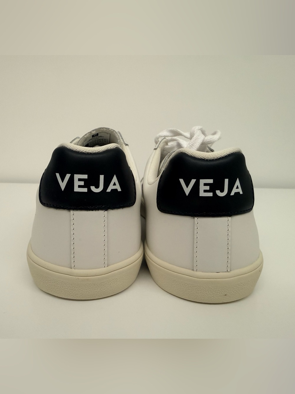 *NEW* VEJA White Leather Sneakers with Black Accent - Size 7 - Picture 2 of 11